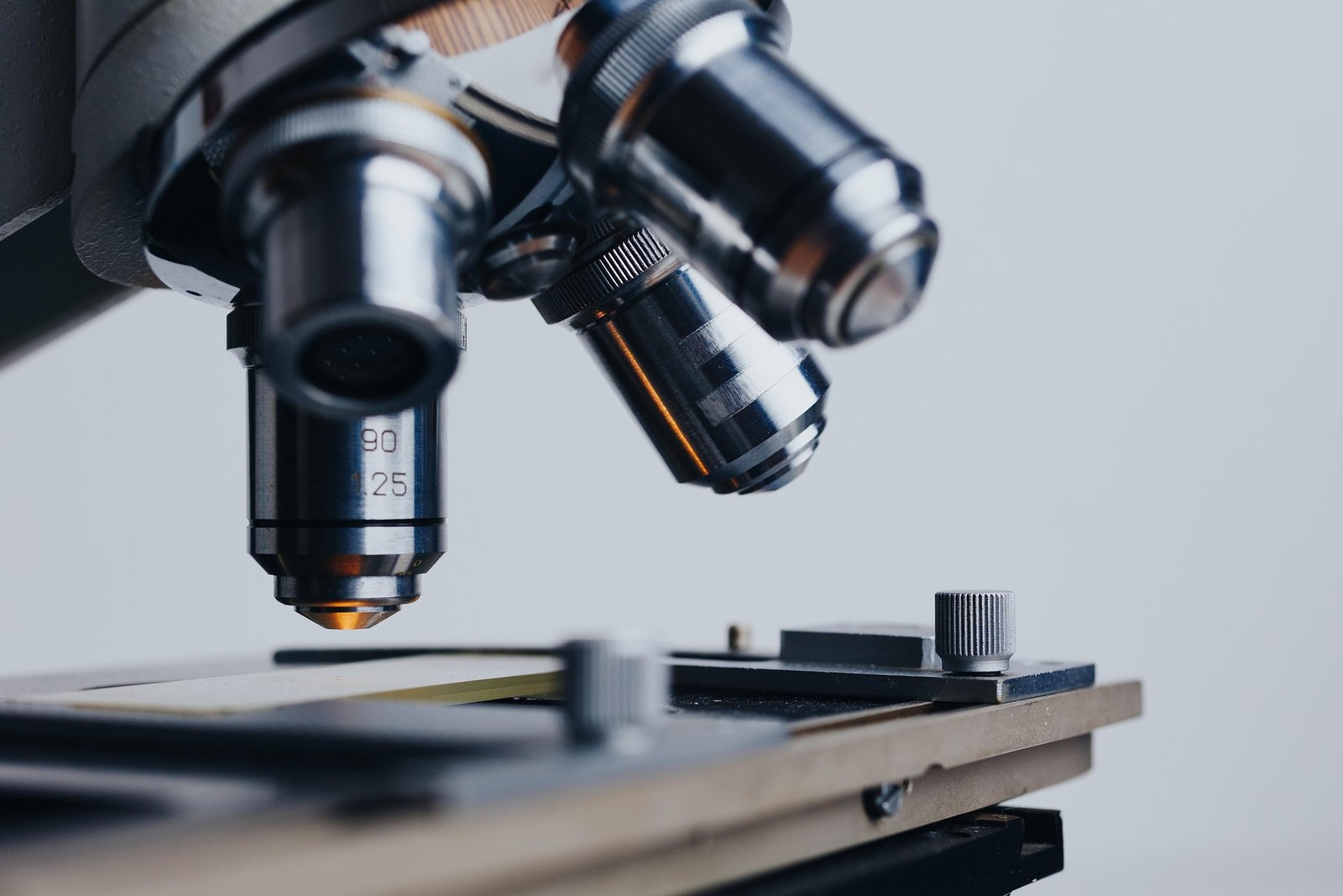 Automated clinical chemistry analyser in operation
